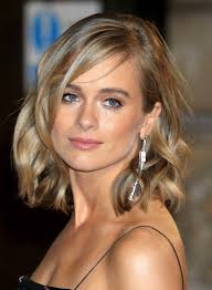 Versatile sta bene a tutte ed è di gran moda, non è il solito bob liscio ma. Capelli Corti Mossi In Base Alla Forma Del Viso Archzine It