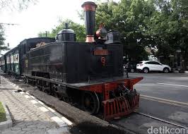 Kereta api indonesia, siapa sih yang tidak tahu tentang kereta api indonesia yang jalurnya membentang disepanjang pulau jawa dari jawa timur hingga jawa barat dan di sumatrapun juga terdapat jalur kereta api. Seru Banget Naik Kereta Api Uap Kuno Di Solo