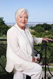 Her mother simone was a shorthand typist; Biographie Merveilleuse Line Renaud By Vincent