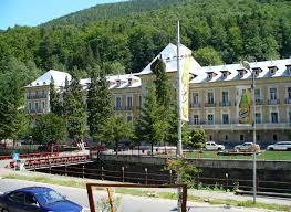 Statiunea slanic moldova este renumita pentru izvoarele sale de ape carbonate, bicarbonatate, usor sulfuroase, clorate, sodice, hipertonice, hipotonice si oligominerale pacientii pot ajunge cu autocarul la targu ocna (18 km), unde exista un sanatoriu balnear subteran, cu un microclimat de salina. Hotel Complex Balnear Racovita Slanic Moldova Romania Oferte Cazare