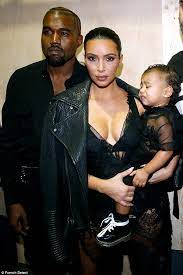 Kim kardashian west grabbed headlines last week when she appeared on the cover of the may 2019 issue of vogue and declared, in the pages within, that she has decided to become a lawyer. Kim Kardashian Fra I Surori Nvtfb
