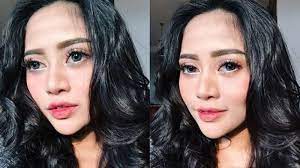 Langsung heboh, foto rachel vennya langsung banjir dukungan hingga kekecewaan dari para pengguna instagram. Rachel Vennya Tenteng Wadah Handphone Di Acara We The Fest Harganya Puluhan Juta Tribunstyle Com