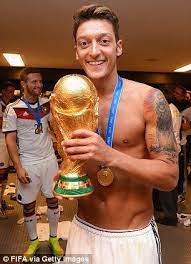 Mesut özil, 2014 fifa dünya kupası'nı kazandığı almanya milli takımı'nı ırkçı ve ayrımcı saldırıların hedefi olması nedeniyle 30 yaşında bıraktı. Germany Celebrate As Angela Merkel Joins Dressing Room Party Arsenal Football Germany Football Soccer Trophy