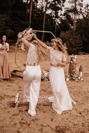 Check spelling or type a new query. Braut Looks Fur Eine Boho Hochzeit Am Strand Mit Chiffonrock Oder Marlene Hose In 2021 Strandhochzeit Hochzeit Am Strand Braut Looks