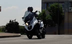 Nous pouvons vous conseiller pour l'achat de votre 2 roues et vous proposer des accessoires adéquats pour la route et votre sécurité. Essai Video Piaggio Mp3 350 La Cylindree Ideale