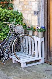 Des Supports A Velo En Bois De Palettes Quelle Belle Idee 7 Modeles En 2020 Idee Deco Jardin Idee Deco Bricolage Deco Jardin Palettes