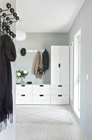 Flur Einrichten Garderobe Ideen Flurgarderobe In Weis Weise Rosen Flur Einrichten Minimalistisch Wohnen Garderobe Ideen