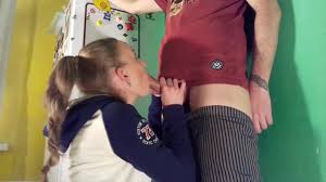 Ебливая жена быстренько отстрочила супругу минет перед работой