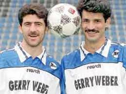 Ali daei ist ein ehemaliger fußballspieler aus иран, (* 21 марта 1969 г. Ali Daei With Karim Bagheri Iran National Football Team Ali Daei Fifa Football