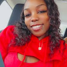 Rosalind Holden's Instagram, Twitter & Facebook