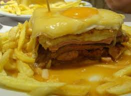The francesinha is accompanied by fried potatoes and fried egg. Cosa Mangiare In Portogallo Ecco I Piatti Tipici