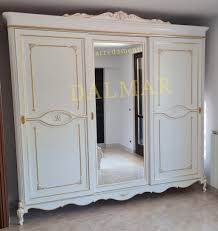 In commercio gli armadi in stile veneziano vengono realizzati come da tradizione con materiali diversi e sono disponibili in vari formati e design. Fjc1notugj0h8m