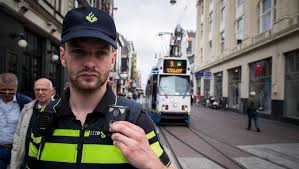 Vanochtend rond 10:20 uur is het personeel van een juwelier op het buikslotermeerplein opgeschrikt van een gewapende overval. Politie Amsterdam Start Proef Met Bodycams Het Parool