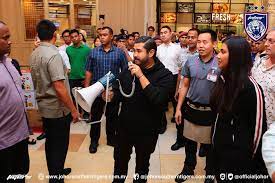 Sultan van johor net worth. A Crown Prince From Malaysia Spent 160 000 On Strangers Groceries