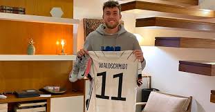 Informações sobre o plantel principal de futebol do sport lisboa e benfica. Luca Waldschmidt Stiftet Getragenes Nationaltrikot Und Schuhe