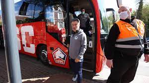 Burak yilmaz (lille) remate de cabeza a quemarropa desde el lado izquierdo al. Coync4cuimwh3m