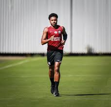 Vitinho sofre lesão no joelho em treino do Corinthians e precisará ser operado