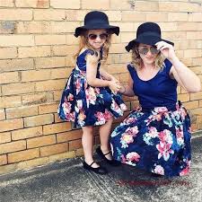 2020 anne kiz elbise ve kiyafet kombinleri mavi kot pantolon pembe kazak kiyafet kombinleri kiz cocugu modasi kiz bebek kiyafetleri gunluk yazlik elbiseler