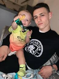 فیل فودن (phil foden) فیل فودن یکی دیگر ازبهترین فوتبالیست های جوان لیگ انگلیس است. Insider City On Twitter ÙÙŠÙ„ ÙÙˆØ¯ÙŠÙ† 19 Ø³Ù†Ø© ÙŠØ­ØªÙÙ„ Ø¨Ø§Ù„Ù„Ù‚Ø¨ Ù…Ø¹ Ø£Ø¨Ù†Ù‡