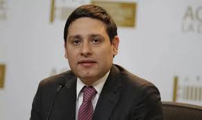 Mauricio Lizcano Ministro de las Tic , recibe el premio Politika 2024 por  su Gestión y Liderazgo