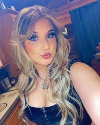 Krystal Phipps's Instagram, Twitter & Facebook