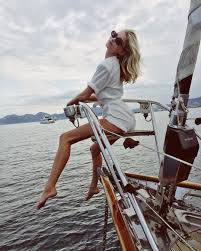 Elsa Hosk Loves White She Wears It To Brunch Daring Parties And On The Beach For The Swedish Model S 30th Bi Tenue De Bateau Idees Photo Plage Elsa Hosk