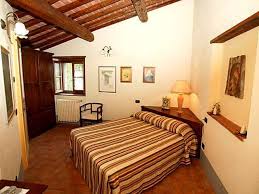 Diagonal Bed Corner Table Behind Bed In Corner Corner Headboard Remodel Bedroom