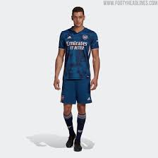 Contrast orange details stand out against the shirt's dark base, and include the tip of a compass needle. Arsenal 20 21 Ausweichtrikot Veroffentlicht Nur Fussball