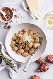 Topinambur Gnocchi Rezept Mit Haselnuss Broseln Nicest Things In 2020 Topinambur Rezept Rezepte Vegetarisches Essen