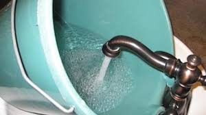 L Astuce Pour Remplir Un Seau D Eau Qui Ne Rentre Pas Dans L Evier Remplir Un Seau Seau D Eau Evier En Resine