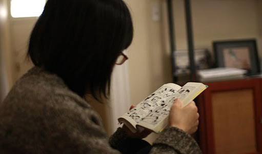 lagi baca komik