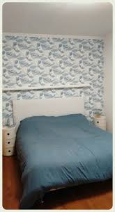 chambre avec papier peint cole and son chevets componibili de kartell tete de lit en lin de fabrication artisanale tete de lit en lin papier peint lit
