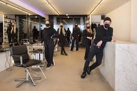 De kapper mag weer open, maar over het openstellen van de horeca maken nederlanders zich zorgen. Kappers Voeren Actie In Breda Tegen Gedwongen Sluiting Ik Geef Mijn Zaak Niet Op Foto Bd Nl