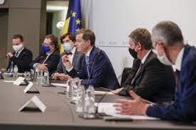 Met vier aan tafel en terrassen om 22 uur dicht vanmiddag zat het overlegcomité weer samen, onder andere over de heropening van de terrassen. Waarom Het Overlegcomite Zo Lang Duurde Hoe Hard Vlaanderen Het Nieuwsblad Mobile