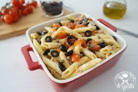 Lavate i pomodorini e tagliateli a metà, poi versateli in un'insalatiera e conditeli con sale, olio extravergine d'oliva, pepe e basilico. Pasta Fredda Con Tonno Olive E Pomodori Non Solo Dolci Di Giada