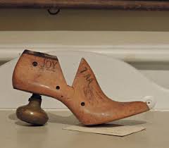 Vintage Wood Shoe Form And Upcycled Brass By Aloofnewfwhimsy 38 00 Wooden Shoes Wood Shoes Shoe Molding