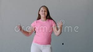 Inscrição., e descubra menina dancando funk. Danca Do Adolescente Da Menina Em Um Fundo Cinzento Dan A Da Rua Filme Video De Teen Brilhante 151926624
