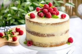 Il se compose de deux biscuits sablés aux amandes, aux il est composé d'un sablé aux amandes, d'une ganache montée au chocolat blanc, d'une ganache montée au chocolat noir et recouvert de framboise. Layer Cake Aux Framboises Empreinte Sucree