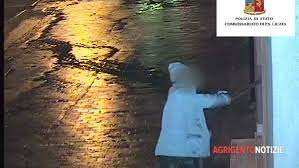 Foto, orari di lavoro, informazioni di contatto, sito online, ecc. Licata Danneggio Vetrate Della Banca Sant Angelo Riconosciuto E Denunciato Dalla Polizia