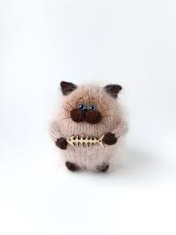 vyazanaya igrushka siamskij kot vyazanyj tolstyj kot podarok ruchnoj raboty igrushka kotik amigurumi stud earrings stud