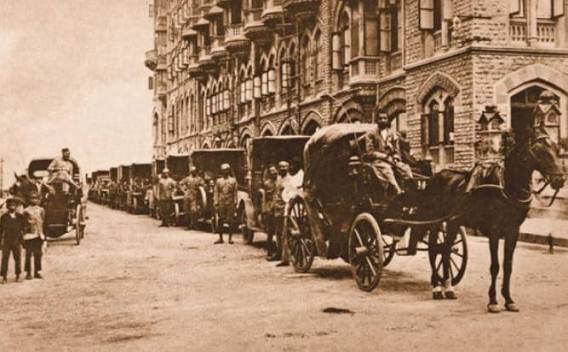 Horse carts outside Bombay's iconic Taj Mahal Palace hotel📸1940s... ✨