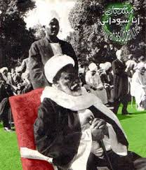 وما ورد من أن اليماني يلي بعد المهدي (ع)، وهو ما يبدو متناقضاً مع كونه يمهد لأبيه، فهو غير متناقض في الحقيقة، فاليماني أو المهدي ( أحمد ) ابن الإمام المهدي محمد بن الحسن (ع) يمهد لأبيه وينهض بعبء الملاحم، ثم يسلم الحكم إلى أبيه الذي تأتيه الخلافة عفواً دون أن يهريق فيها دماً. Ø¹Ø¨Ø¯ Ø§Ù„Ø±Ø­Ù…Ù† Ø§Ù„Ù…Ù‡Ø¯ÙŠ Ø§Ù„Ù…Ø¹Ø±ÙØ©