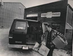 1987 Press Photo Tom Posey carrying boxes from Posey's Produce