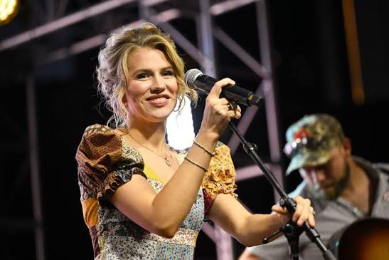 The "American Idol" family took over Music City last night. 🤠 Swipe to see  Season 24 winner Hannah Harper and fellow Idol alumni performing live at  "American Idols Live in Concert," plus