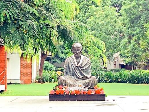 ThisDay in 1930 Pujya Bapu along with other Satyagrahis led a peaceful march from Sabarmati Ashram to Dandi to protest against colonial monopoly, oppression and injustice. The Salt Satyagrah touched a chord