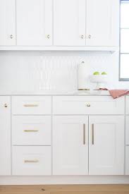 Brass Cabinet Hardware Accent White Shaker Cabinets Finished With White Quartz Countertops And Wh White Shaker Cabinets White Quartz Countertop Shaker Cabinets