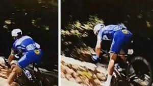 Une spectatrice inconsciente a provoqué une grave chute à un peu plus de 40 km de l'arrivée de la première étape, ce samedi. La Lourde Chute De Philippe Gilbert Au Tour De France Video Le Soir