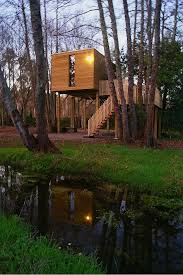 Casitas de madera, casas de muñecas, casetas de perro, casas prefabricadas y protección contra plagas. Turismo Rural En Una Cabana De Madera En Un Arbol Glamping Casas De Cabanas De Madera Cabanas De Madera Casas De Madera
