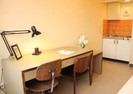 Das studentenheim ernst reuter haus in der triftstraße 67 bietet mehrere arten von studentenapartments, die nebenkosten inklusive der bettwäsche sind in den mietpreisen enthalten. Preiswertes Einzelapartment Berlin Gunstiges Doppelapartment Berlin Ubernachtung In Der Hauptstadt