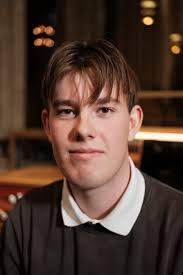 Isak är redo att spela julens toner